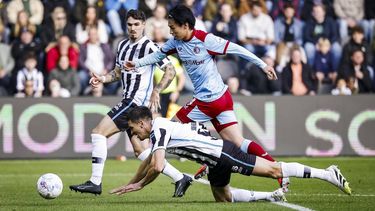 ALMELO - (l-r) Ivan Mesik of Heracles Almelo, Alec Van Hoorenbeeck of Heracles Almelo en Ayase Ueda of Feyenoord tijdens de Nederlandse Eredivisie wedstrijd tussen Heracles Almelo en Feyenoord in het Erve Asito stadion op 19 oktober 2025 in Almelo, Nederland. ANP VINCENT JANNINK