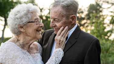 foto van echtpaar dat na 60 jaar in dezelfde trouwkleding poseert