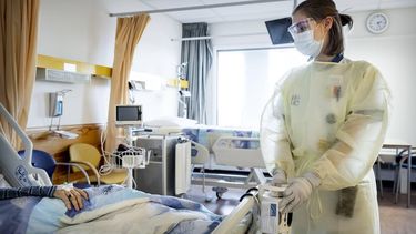 DEN HAAG - Een coronapatient op de covid-afdeling in het HMC Westeinde. Bijna een jaar na het begin van de coronacrisis is de zorg in het ziekenhuis nog niet terug naar normaal. ANP KOEN VAN WEEL * Let op: Foto alleen voor redactioneel gebruik *