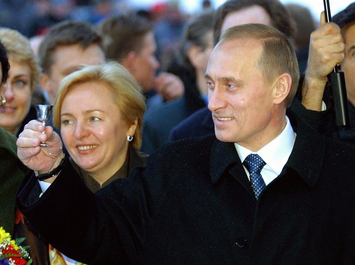 Жизнь путиной. Путин с женой 1999. Людмила Путина 2000. Владимир и Людмила путины 2000. Путин Владимир Владимирович 2000 жена.