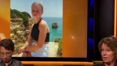 Op deze foto zie je onder andere de moeder van een 14-jarige meisje uit Marken dat dood in de berm van de Zeedijk in Zuiderwoude werd gevonden, tijdens de uitzending van OP1 aan tafel zitten.