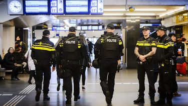 Een foto van politieagenten op Amsterdam CS