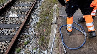 AMERSFOORT - Materiaal dat is gevonden tijdens de sabotage van het spoor op Prinsjesdag ligt bij spooronderhoudsaannemer Asset Rail. Staatssecretaris Annet Bertram (Infrastructuur en Waterstaat) bezocht medewerkers van Asset Rail en ProRail. De medewerkers hielpen het spoor opruimen na de sabotageacties in het midden en het oosten van het land. RAMON VAN FLYMEN / ANP