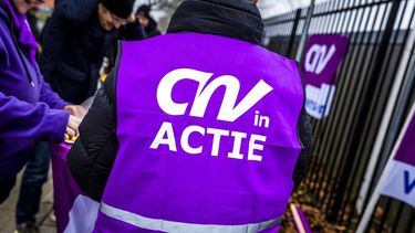 HAARLEM - Chauffeurs, aangesloten bij vakbond CNV, schrijven zich in voor een staking van het streekvervoer. De nieuwe landelijke stakingen komen twee weken na een vijfdaagse staking in het streekvervoer. De medewerkers willen een nieuwe cao met een loon dat meestijgt met de inflatie en maatregelen om de hoge werkdruk te verlagen. ANP REMKO DE WAAL