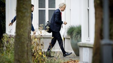 DEN HAAG - Geert Wilders (PVV) bij aankomst bij het Catshuis voorafgaand aan een bespreking met Dilan Yesilgoz (VVD), Caroline van der Plas (BBB), Nicolien van Vroonhoven (NSC) en minister-president Dick Schoof over de eventuele inzet van noodrecht om strengere asielmaatregelen in te voeren. ANP REMKO DE WAAL