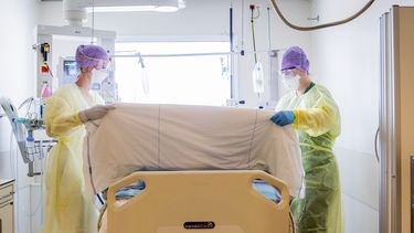 Een foto van twee zorgmedewerkers op een intensive care in Den Haag