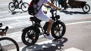 AMSTERDAM - Een fatbike in de binnenstad van Amsterdam. Door het extreem hoge aantal fatbikes dat wordt gestolen is de ANWB voorlopig gestopt met het verzekeren van de elektrisch aangedreven fietsen met dikkere banden. ANP RAMON VAN FLYMEN