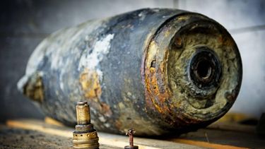MOERKAPELLE - De bom die werd ontdekt tijdens graafwerkzaamheden van de Gasunie in Moerkapelle tussen Gouda en Zoetermeer is ontmanteld. De Engelse 500-ponder wordt op het strand in Wassenaar tot ontploffing gebracht. ANP ROBIN UTRECHT