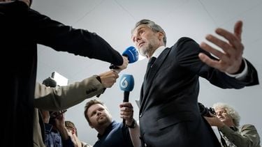 DEN HAAG - Demissionair premier Dick Schoof staat de pers te woord na afloop van het debat in de Tweede Kamer over de val van het kabinet. Geert Wilders heeft zijn steun voor de coalitie ingetrokken en laat daarmee het kabinet vallen. ANP REMKO DE WAAL