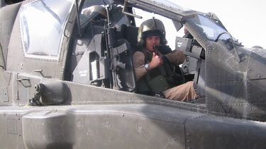Apache-piloot krijgt militaire onderscheiding. / ANP