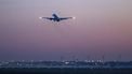 SCHIPHOL - Een vliegtuig van Transavia stijgt op vanaf Schiphol. De luchthaven wil alle nachtvluchten schrappen om de geluidsoverlast te beperken. ANP MICHEL VAN BERGEN