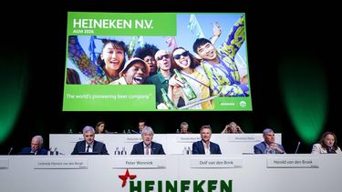AMSTERDAM - Het bestuur van Heineken op het podium voorafgaand aan de aandeelhoudersvergadering van Heineken in het DeLaMar theater. ROBIN VAN LONKHUIJSEN / ANP