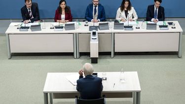 DEN HAAG - De parlementaire enquêtecommissie over het coronabeleid met (VLNR) André Poortman, Songül Mutluer, voorzitter Daan de Kort, Annelotte Lammers en Dion Huidekooper tijdens het openbare verhoor van Jaap van Dissel, oud-directeur RIVM, tijdens dag vier van de openbare verhoren van de parlementaire enquêtecommissie over het coronabeleid. REMKO DE WAAL / ANP