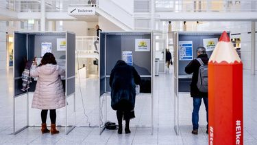 DEN HAAG - Kiezers bij een stembureau op station Den Haag Centraal voor de Tweede Kamerverkiezingen. ANP REMKO DE WAAL