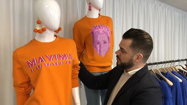 Modeontwerper Janice met zijn twee Maxima-truien. / Privébeeld 