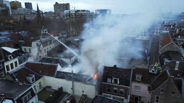UTRECHT - Een dronefoto van de Visscherssteeg waar een grote brand is uitgebroken bij een woning. Voor de brand zijn meerdere explosies gehoord. ANP JEROEN JUMELET