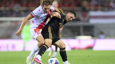 epa13181392 Sion's Numa Lavanchy (L) in action against Ajax's Oscar Gloukh (R) during the UEFA Conference League play-offs first leg soccer match between FC Sion and AFC Ajax, in Sion, Switzerland, 20 August 2026.  EPA/LAURENT GILLIERON