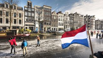 Schaatsen op de Amsterdamse grachten bijna voorbij