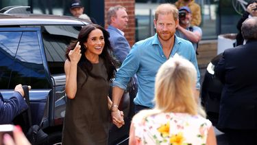 epa12892880 Prince Harry (R) and Meghan (L), the Duke and Duchess of Sussex, arrive at Swinburne University for a visit to the 'batyr', a mental health engagement program service in Melbourne, Australia, 16 April 2026. The Duke and Duchess of Sussex are visiting Australia on a four-day tour.  EPA/CON CHRONIS AUSTRALIA AND NEW ZEALAND OUT