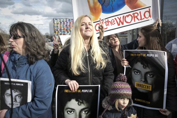 Fans van Michael Jackson geloven dat hij onschuldig is en protesteerden vrijdag op het Mediapark in Hilversum. Foto: ANP
