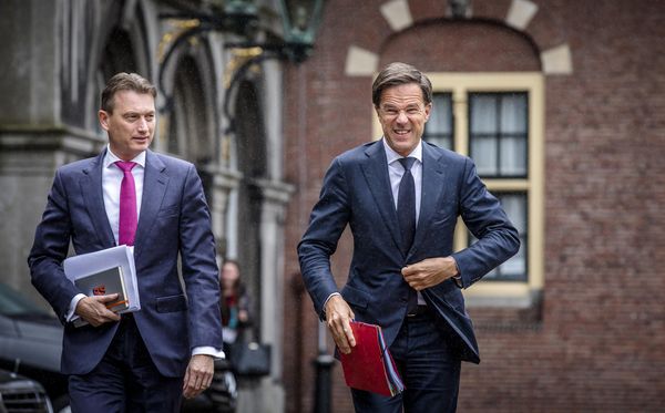 Halbe Zijlstra (VVD) en Premier Mark Rutte bij aankomst op het Binnenhof voor een gesprek met informateur Gerrit Zalm. Foto: ANP