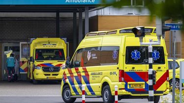 EMMEN - Ambulances bij het Scheper ziekenhuis. De spoedeisende hulp van het Scheper ziekenhuis is gesloten vanwege een wereldwijde computerstoring. Alle ziekenhuizen die vallen onder zorgorganisatie Treant annuleren operaties vanwege de storing. ANP MARCEL J. DE JONG