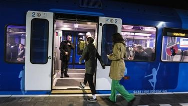 GRONINGEN - De eerste nachttrein Arriva nachttrein op station Groningen. De nachttrein zal iedere vrijdagnacht vanuit Groningen naar Schiphol en terug rijden. ANP ANJO DE HAAN