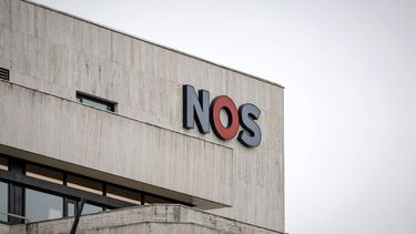HILVERSUM - Logo van de NOS (Nederlandse Omroep Stichting) op het Media Park in Hilversum. Op het Media Park zijn meerdere Nederlandse omroepen gevestigd. ANP ROBIN VAN LONKHIUIJSEN