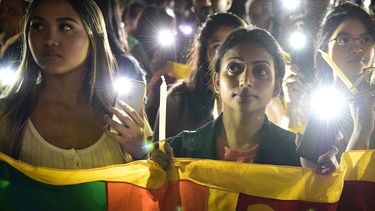 Sri Lanka staat stil bij aanslagen.