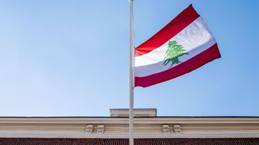 Een foto van een vlag half stok in Beiroet