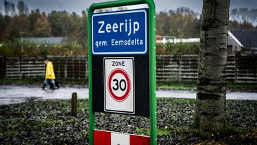 ZEERIJP - Plaatsnaambord van het Groningse dorp Zeerijp, waar een aardbeving met een kracht van 3.4 heeft plaatsgevonden. Het is daarmee de op twee na zwaarste beving ooit in Groningen gemeten. Ondanks de sluiting van het Groningen-gasveld in april 2024 zullen de aardbevingen naar verwachting nog een tijd doorgaan. ANP SIESE VEENSTRA