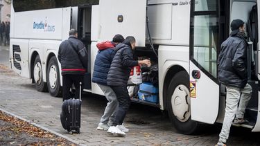 UGCHELEN - Asielzoekers bij vertrek uit de nachtnoodopvang voor asielzoekers die in de nacht van dinsdag op woensdag voor het eerst gebruikt is. ANP JEROEN JUMELET