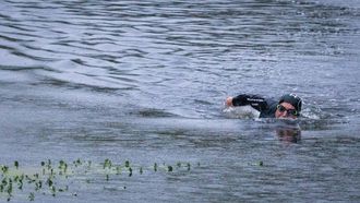 VUGHT - Zwemmer Maarten van der Weijden in de Dommel bij Vught tijdens zijn laatste grote zwemtocht om geld op te halen voor kankeronderzoek. De olympisch kampioen wil in totaal 270 kilometer afleggen in zes dagen tijd. JEFFREY GROENEWEG / ANP