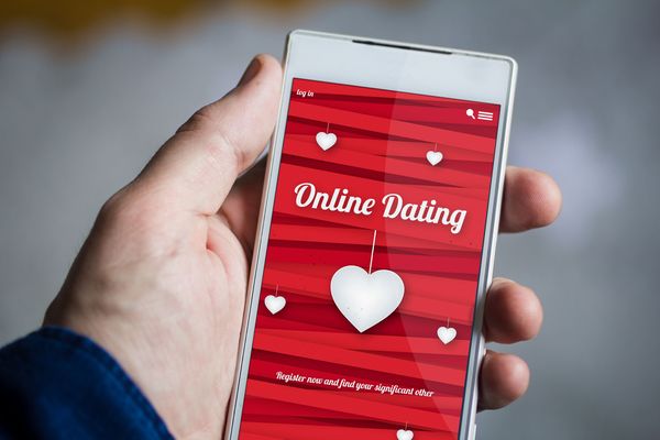 Dit moet je weten over online daten: ins en outs