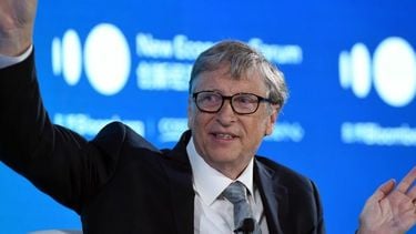 Een foto van een zwaaiende Bill Gates