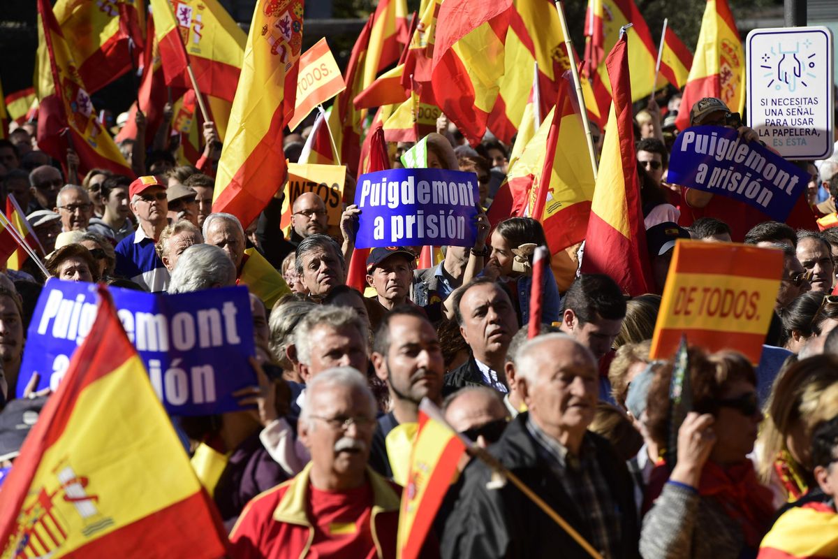 Борьба с испанией. Жители Мадрида. Человек с флагом Испании. Девиз испанцев. Выборы в Каталонии 2021.