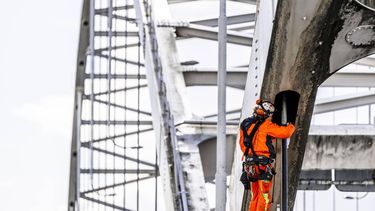 SLEEUWIJK - De Merwedebrug wordt verstevigd met tape om roestvorming tegen te gaan. De Merwedebrug is de eerste plek waar de methode van verstevigen met kabeltape wordt toegepast in Nederland. ANP FREEK VAN DEN BERGH