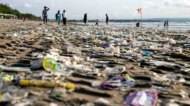 Toeristisch strand Bali overspoeld met plastic afval