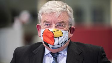 Een foto van burgemeester van Zanen met een mondkapje