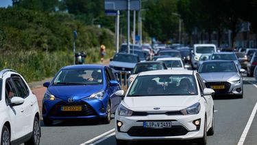 SCHEVENINGEN - Drukte op de wegen van en naar het strand. Badgasten zoeken verkoeling op het Scheveningse strand. Door de stijgende temperatuur treedt maandag het Nationaal Hitteplan in werking. ANP PHIL NIJHUIS