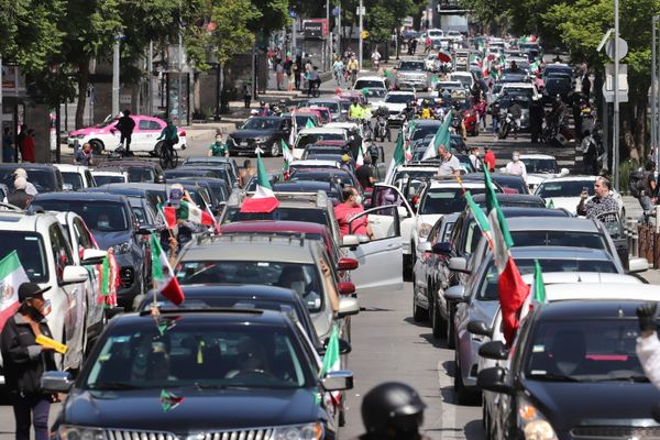 Een foto van een protest met auto's in Mexico