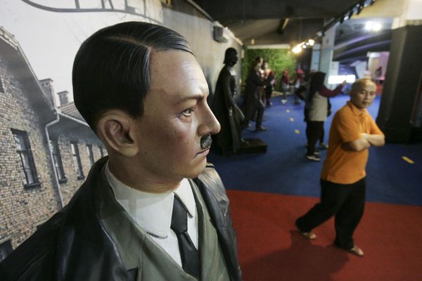 Een bezoeker wandelt langs het wassen beeld van Adolf Hitler. Foto: EPA 