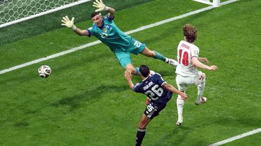 England's forward #18 Anthony Gordon scores his team's first goal past Argentina's goalkeeper #23 Emiliano Martinez during the 2026 World Cup football tournament semi-final match between England and Argentina at the Atlanta Stadium in Atlanta on July 15, 2026. 

PATRICIA DE MELO MOREIRA / AFP