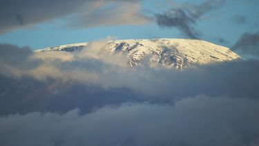 Op deze foto is de berg Kilimanjaro te zien, voordat de brand uitbrak.