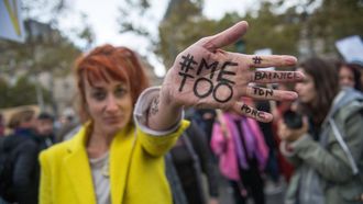 Een vrouw toont haar hand met #MeToo tijdens een protest tegen seksueel geweld in Parijs, Frankrijk. Foto: EPA | Christophe Petit Tesson
