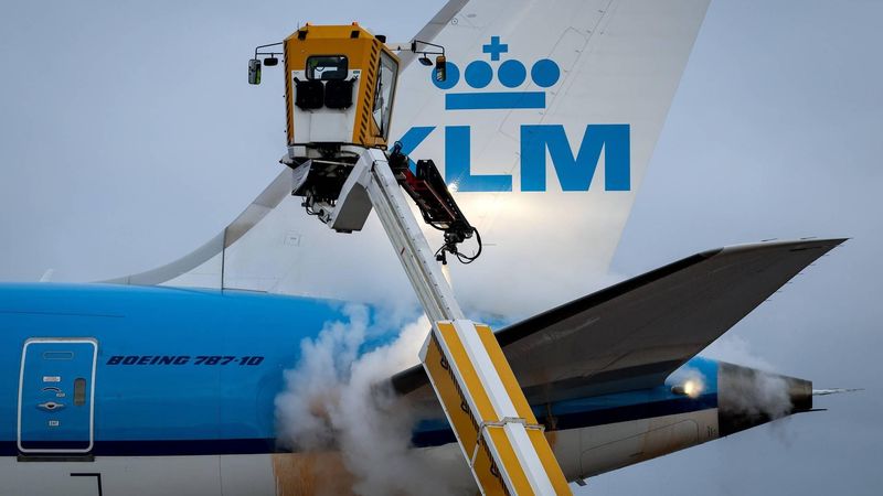 SCHIPHOL – Een KLM vliegtuig krijgt op luchthaven Schiphol een de-icing behandeling. Vloeistof verdund met water wordt op het vliegtuig gesproeid waardoor ijs ontdooit. KOEN VAN WEEL / ANP