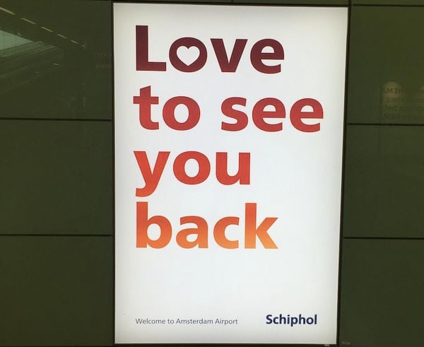 foto van een Schipholposter met Love to see you back erop