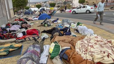 epa13216497 Migrants sleep in the open on a street in Ceuta, Spain, 06 September 2026. Ceuta President Juan Jesus Vivas is expected to meet European Commissioners Magnus Brunner and Dubravka Suica and European Parliament President Roberta Metsola in Brussels on 08 September to discuss the migration crisis. Thousands of people crossed from Morocco into the Spanish North African enclave in late July 2026.  EPA/REDUAN