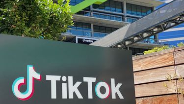 Op deze foto is de buitenkant van het bedrijf TikTok te zien.