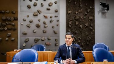 DEN HAAG - Premier Rob Jetten tijdens een schorsing van het debat over het steunpakket voor de hoge energie-en brandstofprijzen in de Tweede Kamer. Door de oorlog in Iran en de blokkade van de Straat van Hormuz zijn de prijzen voor energie en brandstof zwaar gestegen. SEM VAN DER WAL / ANP